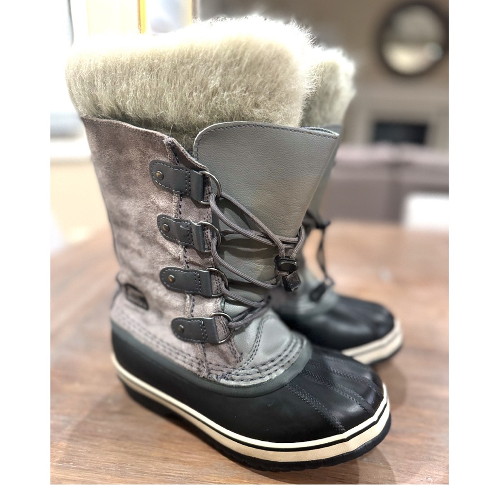 SOLD*****SOREL ❤️Joan Of Arctic Boots Size 3 Big Kids SNOW BOOTS